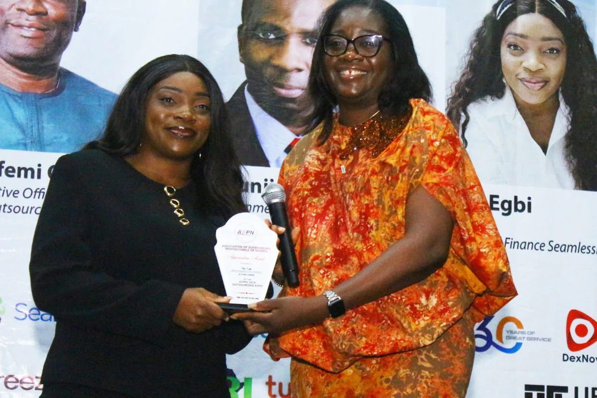 Award presentation at Outsourcing Expo 2024