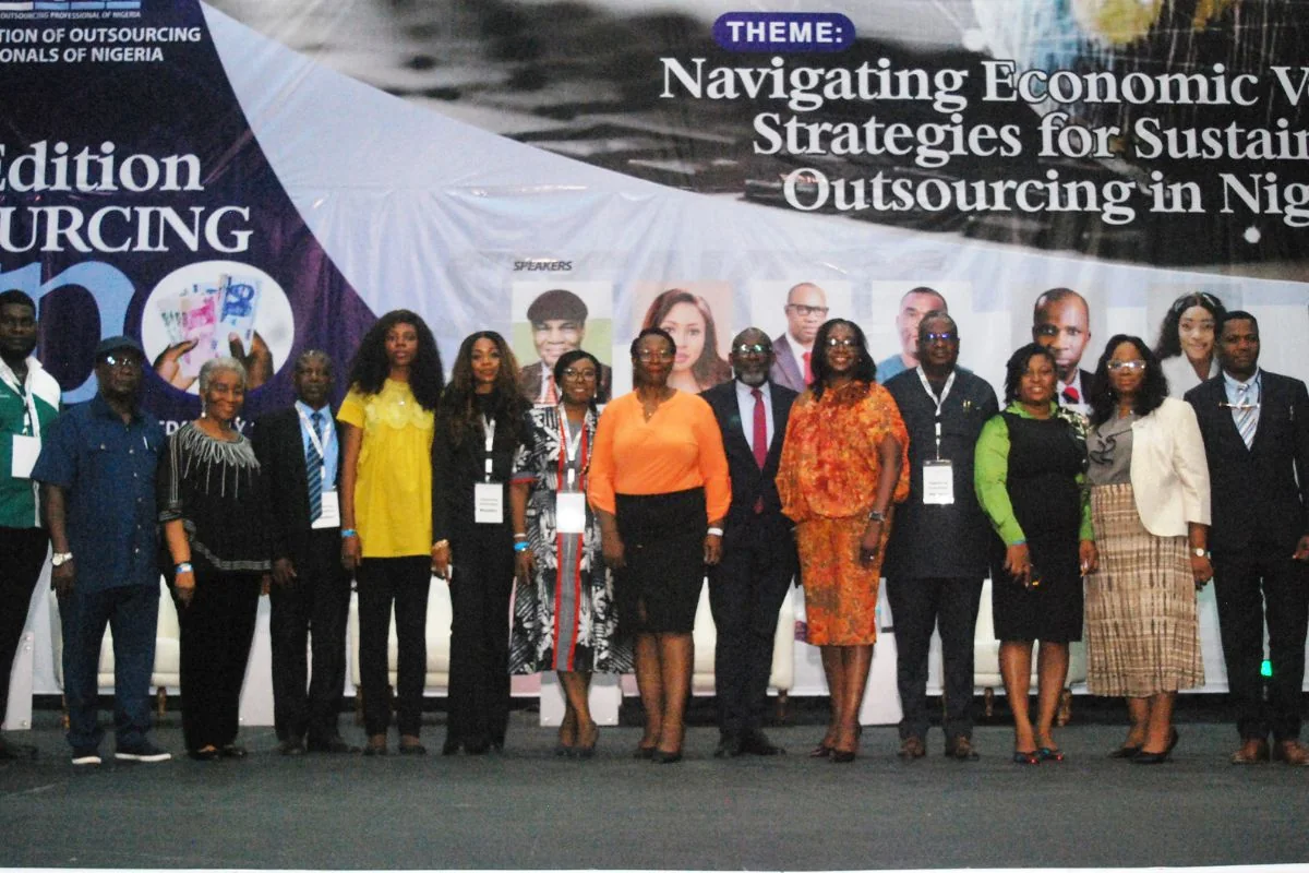 Group photograph of Outsourcing Expo 2024 participants on the main stage